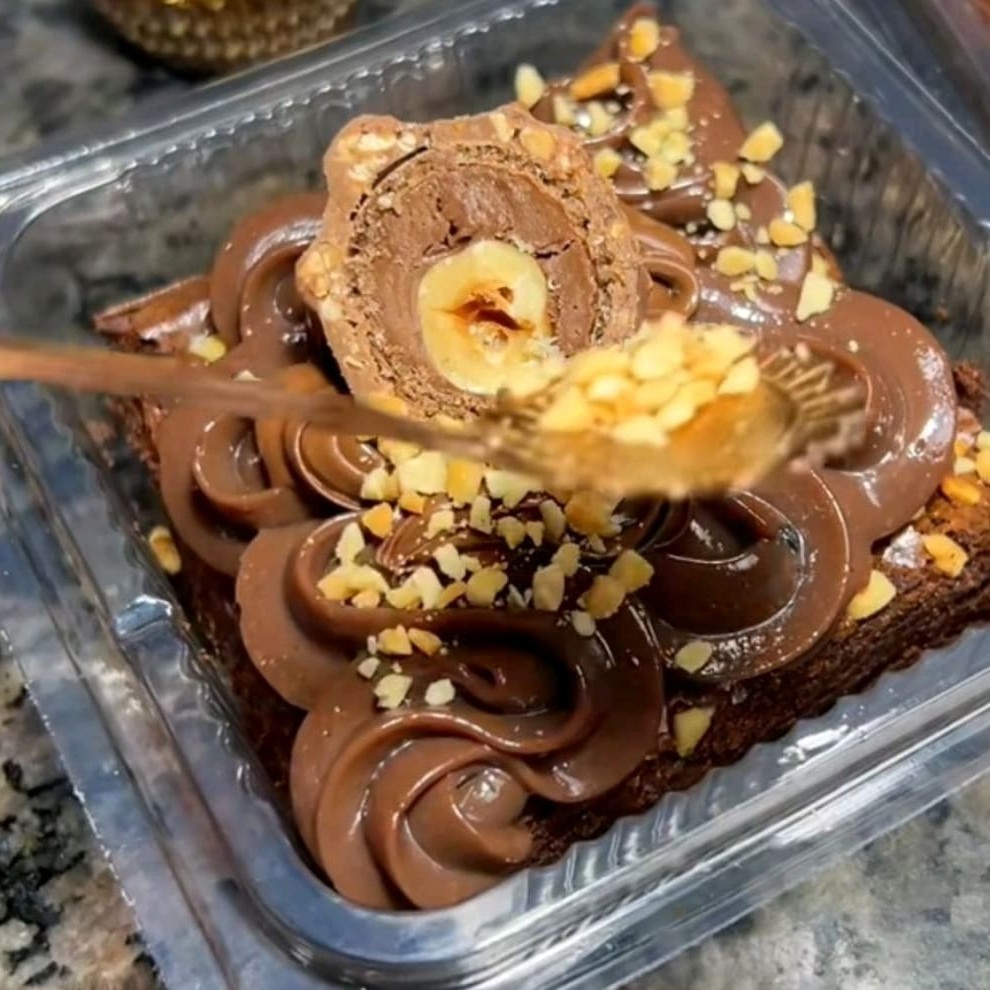 Fatia de brawnei e cobertura de brigadeiro e Nutella e ferreiro rocher