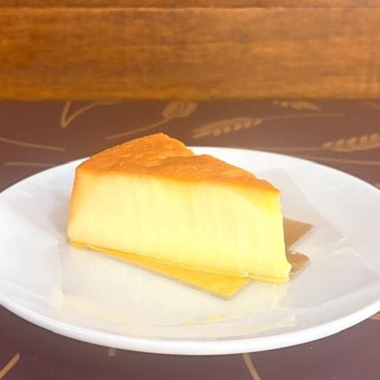 Clássico, cremoso e irresistível!  Pudim de leite artesanal, com textura leve e aveludada, sabor suave e calda de caramelo dourada que derrete na boca. Preparado com leite condensado e ovos frescos, é a sobremesa perfeita para qualquer momento do Dia.  Feito com carinho e assado lentamente para atingir o ponto ideal de cremosidade e brilho.  • Ingredientes principais: leite condensado, leite, ovos, açúcar e baunilha. • Diferencial: receita tradicional preparada artesanalmente, com calda de caramelo feita na casa e textura cremosa e uniforme. • Alergênicos: contém leite e ovos. Pode conter traços de glúten.