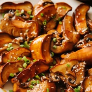 """Porção generosa de 250g de shitake fresco, selecionado e preparado para manter toda a textura e sabor característicos desse cogumelo tão apreciado. Levemente salteado para realçar seu aroma e sabor terroso, é uma opção deliciosa e saudável, perfeita para acompanhar suas refeições ou ser servido como petisco."""