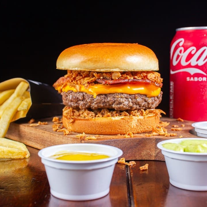 Cheddar Crispy + batata individual + Cola Cola lata.