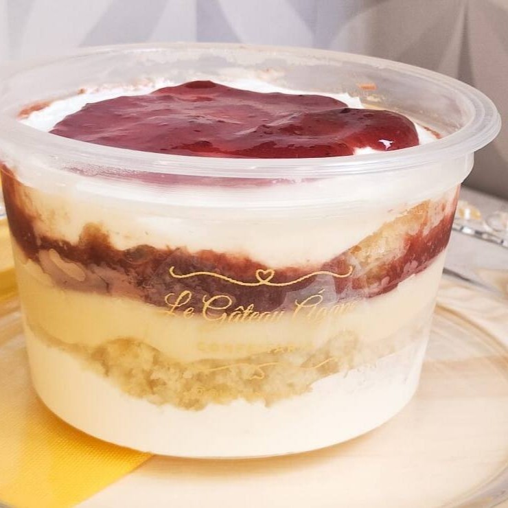 Esplendido bolo, com massa de baunilha leve e úmida, uma camada de mousse de Ninho, uma camada de brigadeiro de Ninho gourmet, uma camada de geleia de morango artesanal. Finalizado com chantininho e geleia.  -------- tags ------ Entrega rápida , grátis , 0,99 , 0800 , desconto , promoção , cupom , barato , oferta , menor preço , frete grátis , presente , surpresa , gostoso , preço baixo , combo , festa , aniversario , parabéns , vela , família , confeitaria , doceria , doces , bolos , gratinada , batata , cheddar , kids , calabresa , camarão , costela , linguiça , carne , 4 queijos , Bauru , tapioca , crepioca , omelete , ovos , Italiano , esfirra , petiscos , dog , churrasco , quentinha , almoço , jantar , marmita , comida , refeição , marmitex , executiva , pf , prato feito , mussarela , rapida , feijoada , arroz , brasileira , congelada , parmegiana , estrogonofe , bife , contra file , guarnição , caseira , Fit , saudável , sem açúcar , lactose , glúten , zero , funcional , biomassa