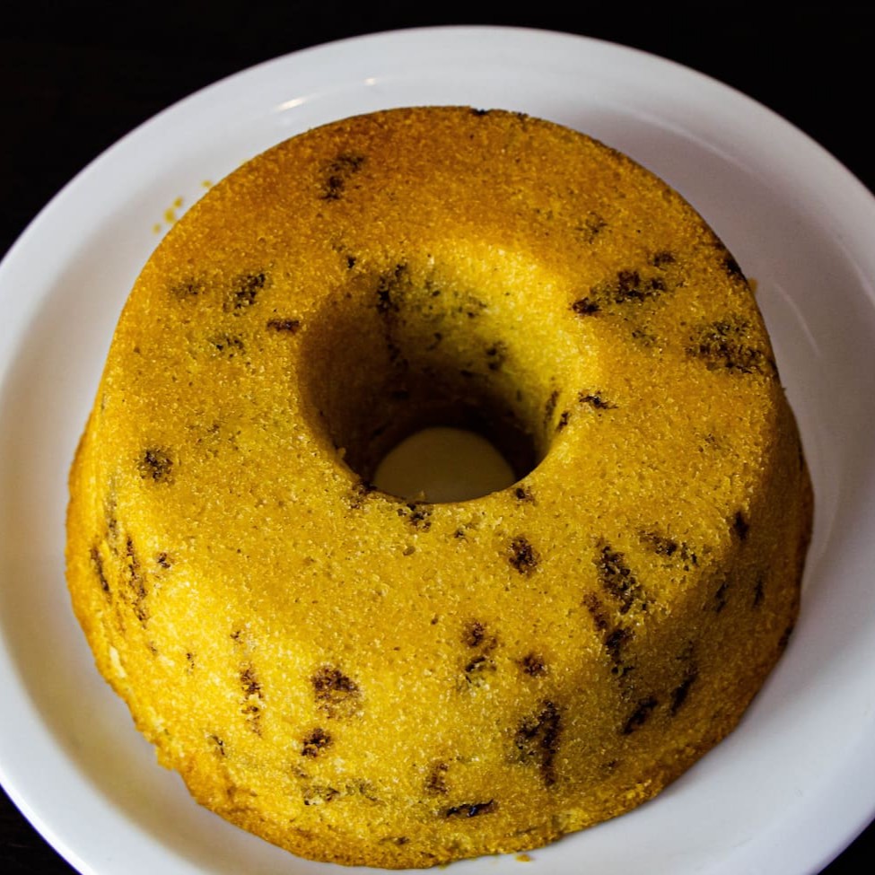 Delicioso bolo nos sabores mesclado, cenoura com chocolate e também formigueiro