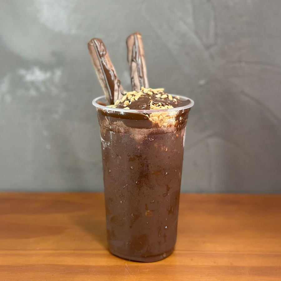 Açaí com recheio de creme de Sonho de Valsa: chocolate, amendoim e biscoito wafer. Novidade que veio para ficar!