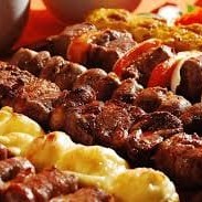 Arroz ou macarrão, feijão preto, farofa, batata frita ou purê de batata, carne, coração, linguiça, frango.