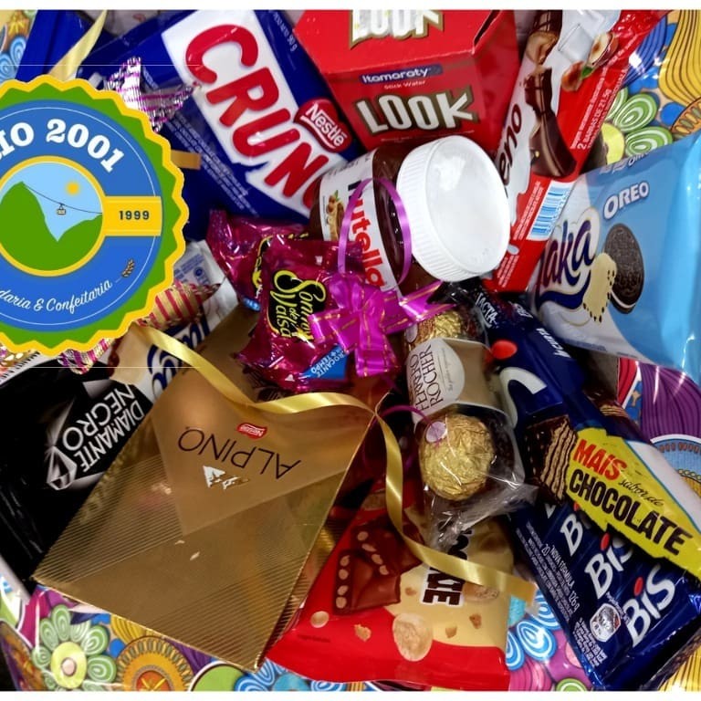 A 'Cesta de Presente 02', da categoria 'Monte Cesta do Seu Jeito', é um deleite para os amantes de chocolates. A seleção premium de produtos inclui: um irresistível Chocolate Alpino de 195g, um crocante Crunch Barão de 90g, um clássico Baton Barão, um sofisticado Diamante Negro Barão, um delicioso Lacta ao Leite Barão, um luxuoso Ferrero Rocher T3, uma tentadora Nutella de 140g, um saboroso Kinder Bueno e um encantador biscoito Look. Esta é uma cesta repleta de sabores que promete cativar o paladar de quem a receber!