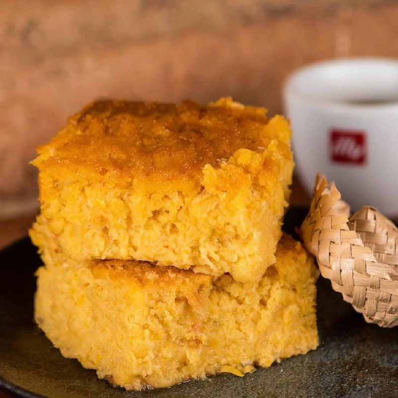 Fatia de bolo de milho cremoso, cozido no vapor. Não contém glúten e lactose