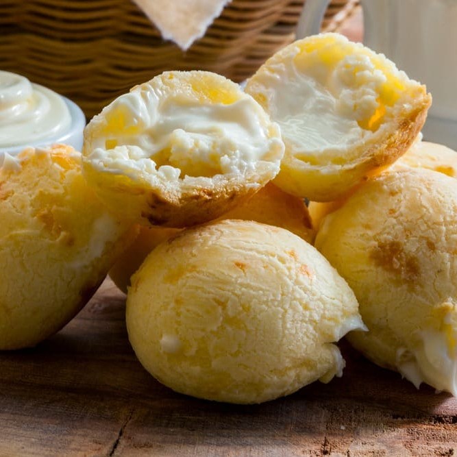 Delicie-se com nossa porção de 5 unidades do tradicional Pão de Queijo, uma autêntica receita mineira. Cada unidade é generosamente recheada com o mais cremoso e saboroso requeijão, garantindo uma experiência gastronômica única e irresistível. Perfeito para um lanche rápido, este prato é um destaque em nossa lanchonete, trazendo a nostalgia e o sabor caseiro em cada mordida. Não perca a oportunidade de experimentar essa delícia!