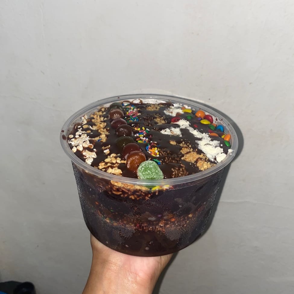 Nosso açaí de 1 litro vai acompanhado de mais de 10 condimentos grátis e calda da sua preferência.