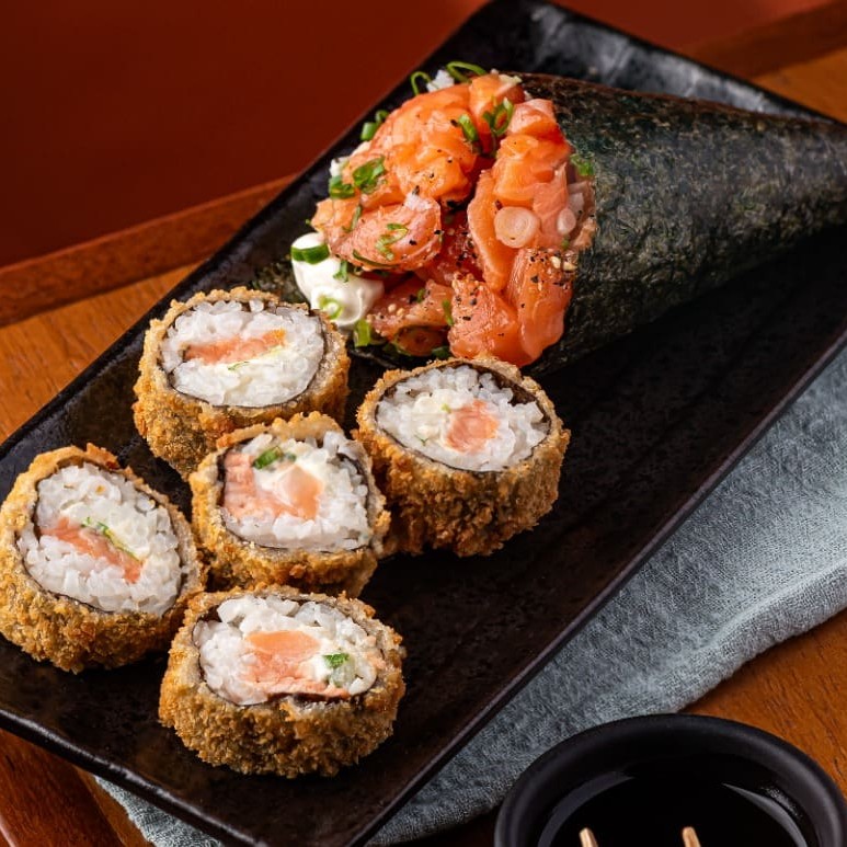 Escolha seu Temaki preferido acompanhado por um saboroso Hot Filadélfia e uma bebida geladinha