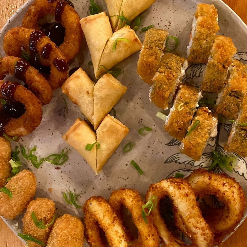 4 cebolas empanadas 4 anéis de lula empanados 4 bolinhos de peixe 4 harumakis queijo 8 hot filadelfia  ----------tags------------- Sushi/japa/culinária japonesa/sushi em casa / promoções/makimonos/Philadelphia/filadélfia/hot filadélfia/ hot Philadelphia/sunomono/entre grátis/combinados/Carpaccio/cevite/sashimi de salmão/sushi por 1 real / promoção de hot/temaki/yakissoba/promoção/entrega gratis/cr