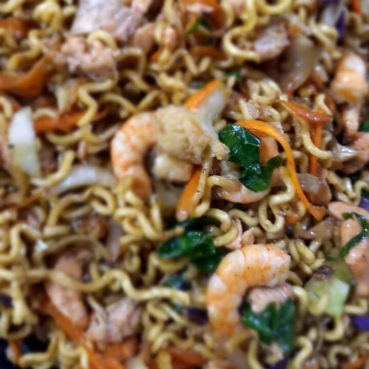 Macarrão, camarão, legumes e shoyu.