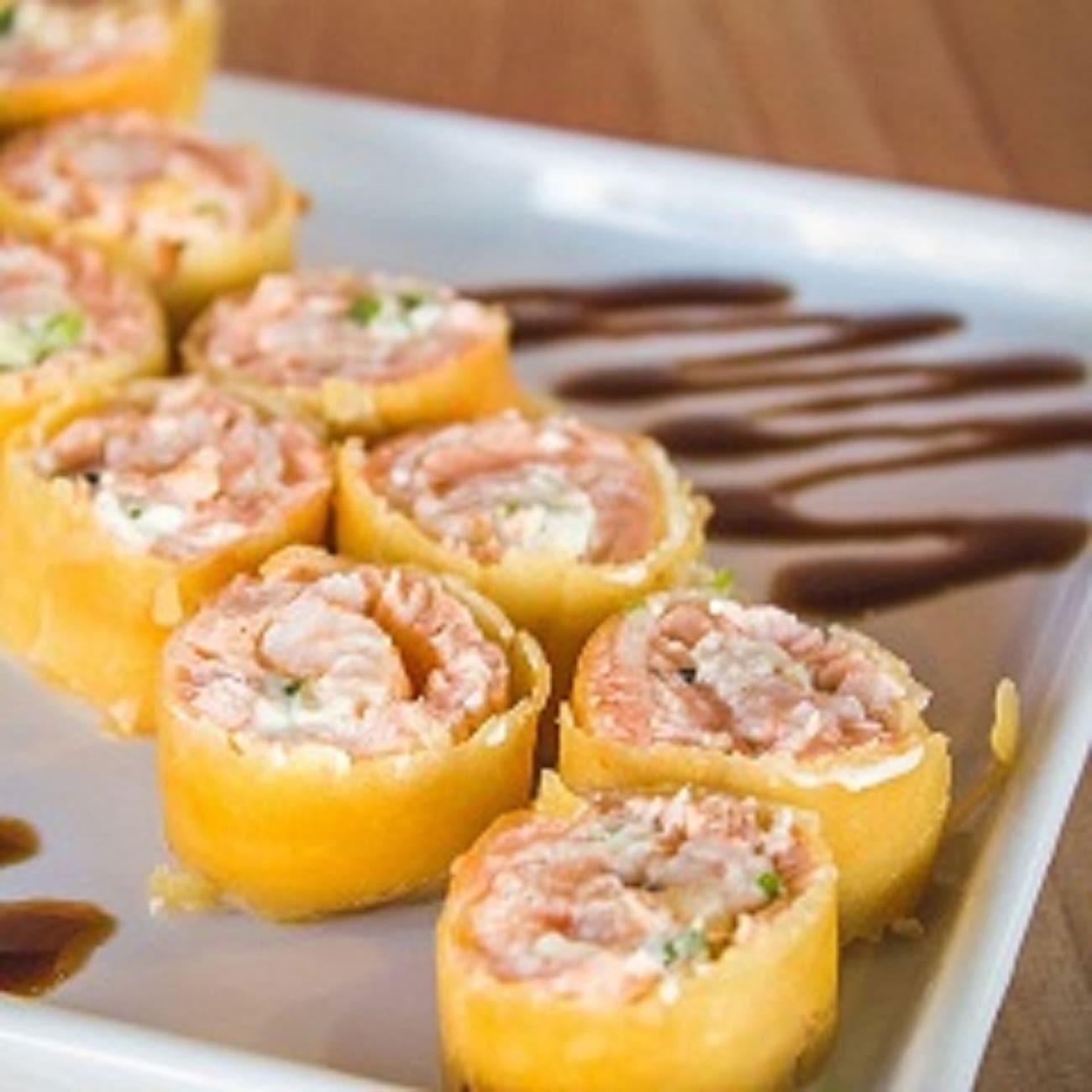 Massa  do harumaki, salmão creem cheese e cebolinha