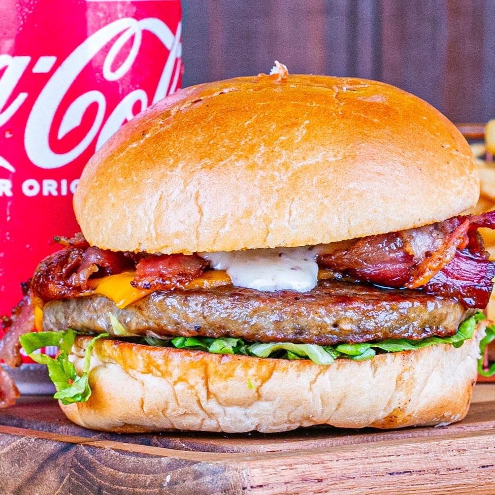 Pão de brioche, carne, queijo, bacon, salada e maionese especial.  Lanches saborosos e quentinhos preparados com todo o capricho para atender a sua fome. #Hamburguer #Xis #Calabresa #Carne #Combo