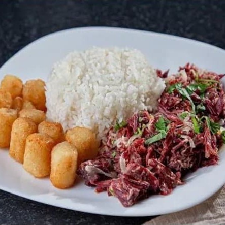 Carne saca desfiada, acompanha arroz, feijão e aipim frito.