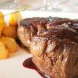 Saboroso filé mignon de 400g, grelhado à perfeição, acompanhado de batatas rústicas crocantes a sua escolha.