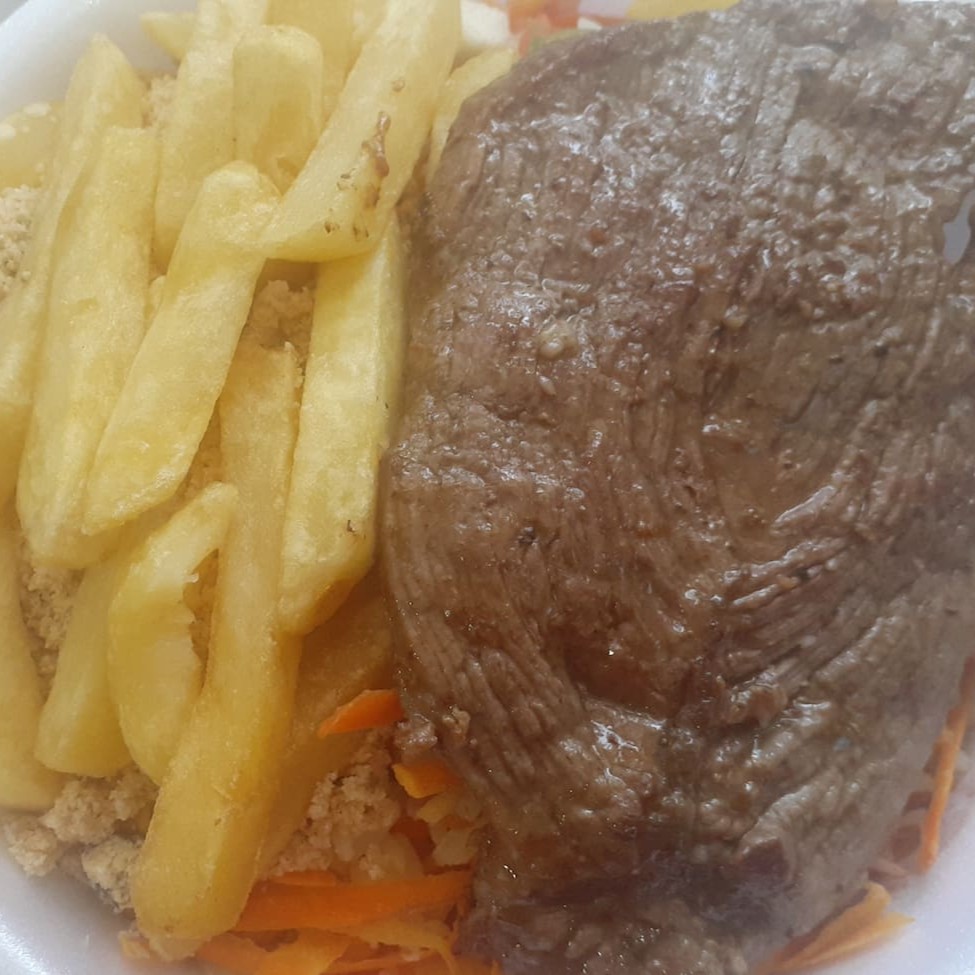 Marmita Acompanha: Arroz, feijão, farofa, molho a campanha e purê ou batata frita.