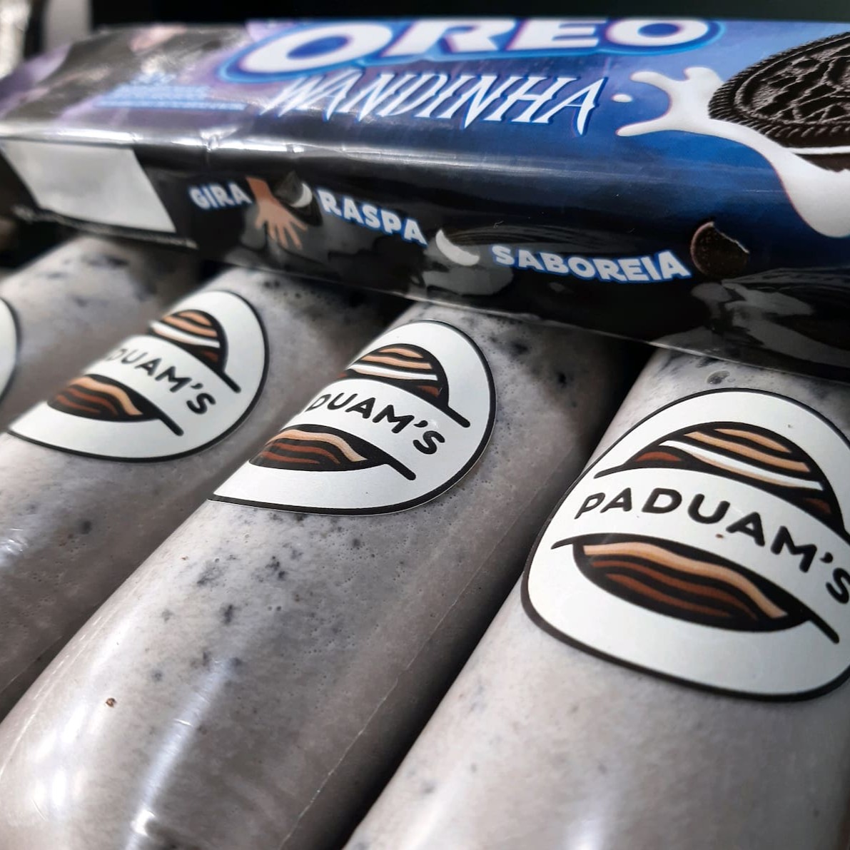 Cremosidade e crocância na medida certa! Feito com uma base suave e pedacinhos generosos de biscoito Oreo em cada mordida. Uma explosão de sabor que combina o clássico do biscoito mais amado do mundo com a refrescância do sacolé gourmet. Irresistível para quem ama doce com textura!