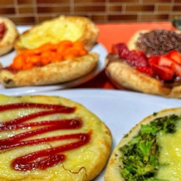 Deliciosas & Saborosas Esfihas feita no forno á lenha . Carne , frango , carne com queijo , carne com Catupiry , frango com Catupiry , frango com cheddar , carne com cheddar , carijó ,caipira , calabresa , calabresa com queijo , calabresa com Catupiry , calabresa com cheddar , peito de peru , peito de peru com queijo , peito de peru com Catupiry , carne seca , carne seca com queijo , carne seca com Catupiry , atum com cebola , atum com queijo , atum com Catupiry , atum com cheddar , milho com queijo , milho com Catupiry , Catupiry , bauru , bacon , oalmito , palmito com queijo , palmito com Catupiry , palmito com cheddar , dois queijo , tres queijo , quatro queijo , alho , peperonni , presunto com Catupiry , presunto com queijo , brócolis , brocólis com queijo , brocólis com Catupiry , casal 20 , escarola , escarola com queijo , escarola com Catupiry , vegetariana . Esfihas Doces : brigadeira , prestigio , Confete , doce de leite , romeu e julieta , queijo com doce de leite , Nutella