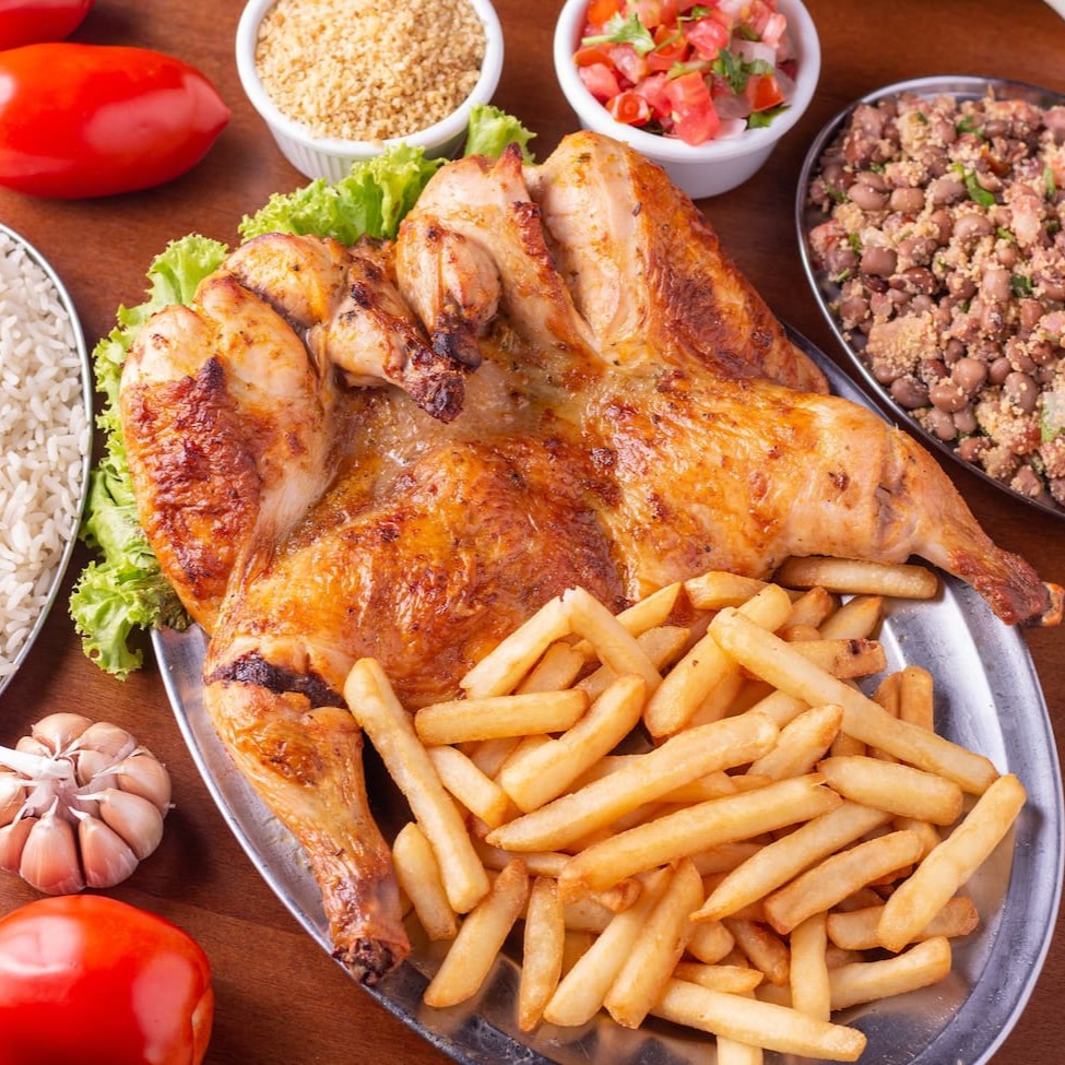 - galeto na brasa, arroz branco, feijão macassar, farofa, vinagrete, batata frita e manteiga de garrafa.