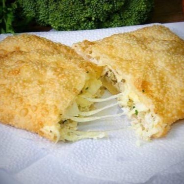 Pastel de 20cm, recheio de frango desfiado, queijo muçarela e palmito.