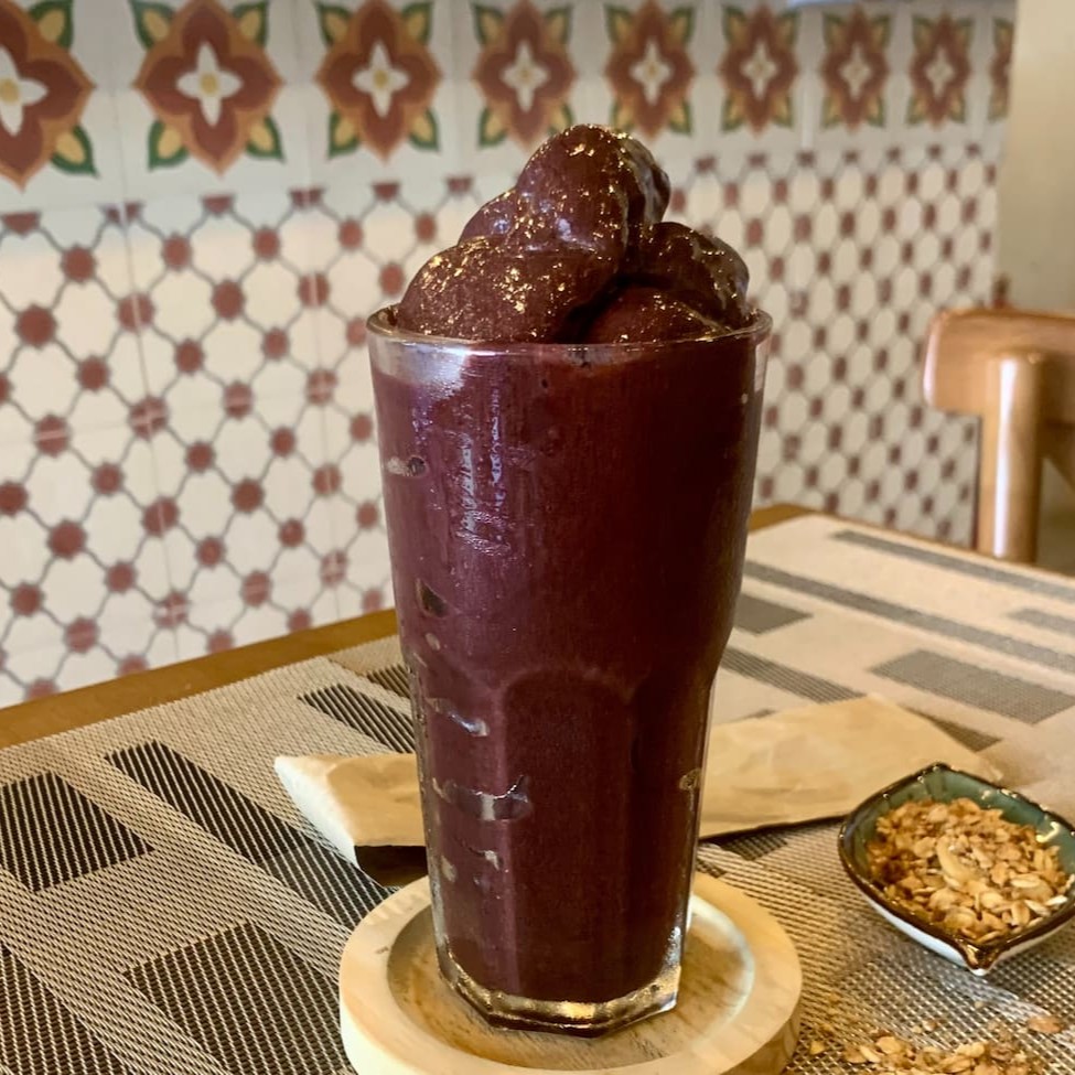Nosso delicioso açai é feito com polpa premium direto do Pará para sua mesa.