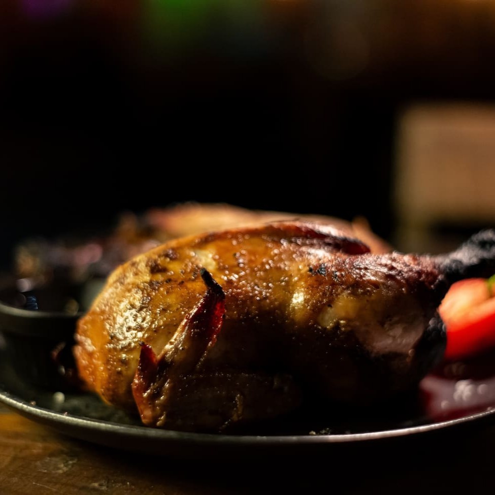 Um frango inteiro, muito saboroso, muito suculento e diferente de qualquer frango que você já experimentou. Aproximadamente 900gr (peso final)