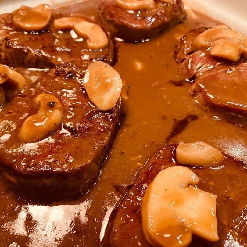 Filé ao molho madeira,bacon ,champingnone arroz a piamontese e fritas