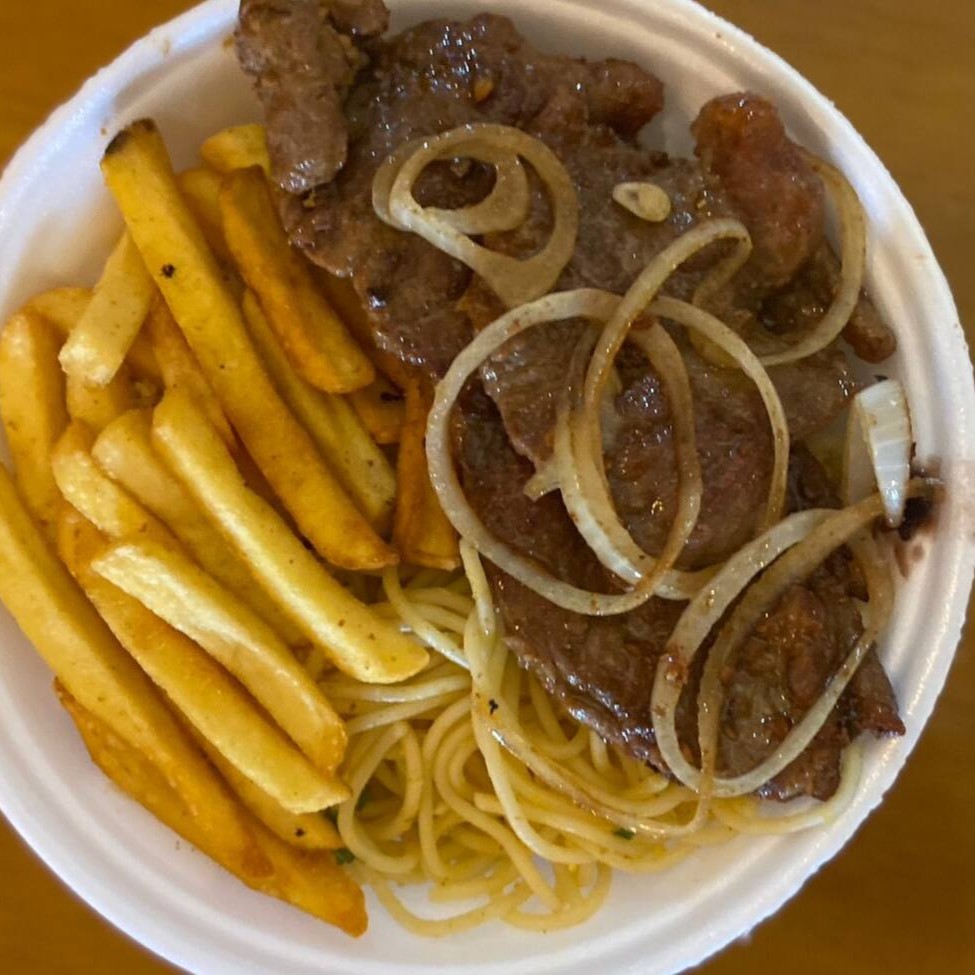 Quentinha de Bife de Contra Filé com os acompanhamentos: Arroz, feijão, Macarrão ao molho de tomate, Farofa, Batata Frita e Salada verde para tornar sua refeição ainda mais completa e deliciosa!