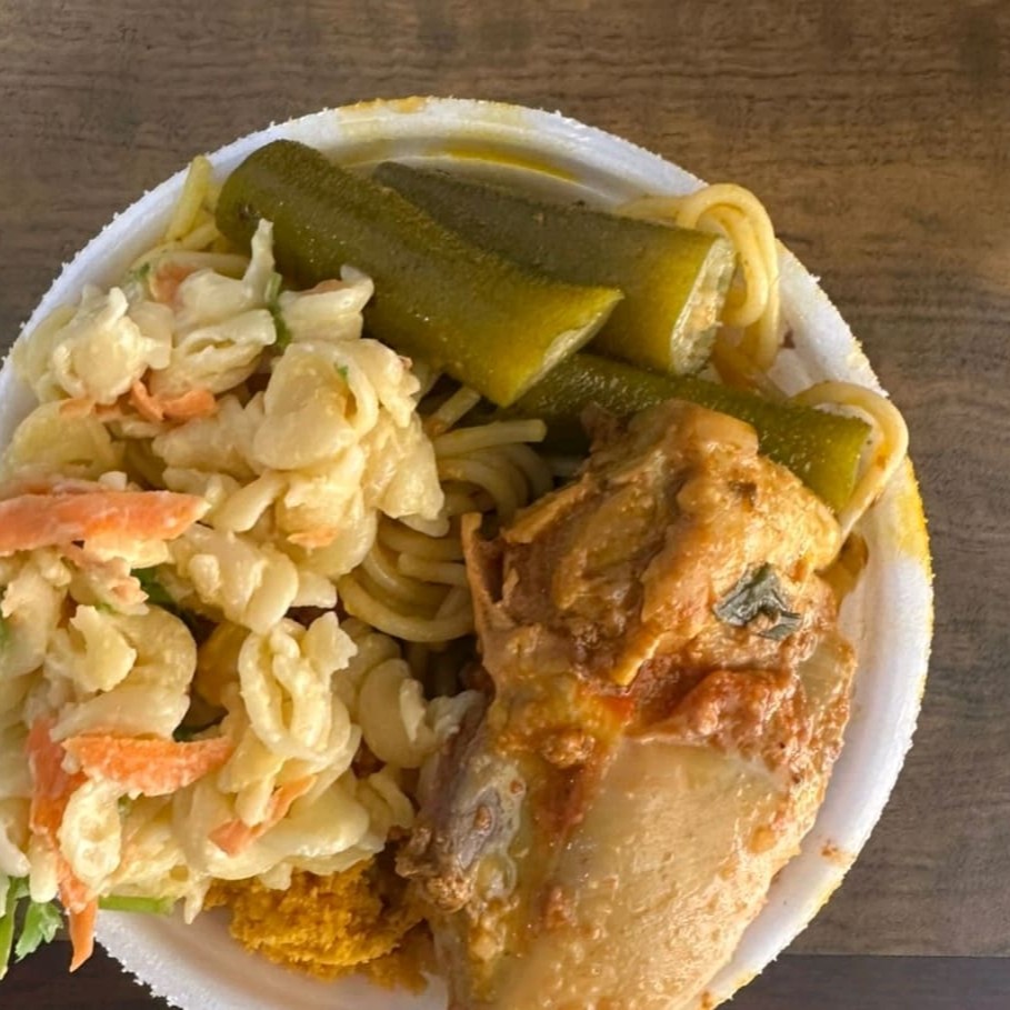 Delicie-se com nosso 'Frango Ensopado P', uma opção irresistível da categoria 'Quentinha Pequena'. Este prato é uma fusão harmoniosa de sabores tradicionais, composto por feijão cozido lentamente, arroz branco macio e perfumado, macarrão al dente e uma farofa crocante e saborosa. Além disso, temos uma surpresa especial: você pode escolher um acompanhamento adicional de sua preferência, tornando sua refeição ainda mais personalizada e satisfatória. Experimente e surpreenda-se!