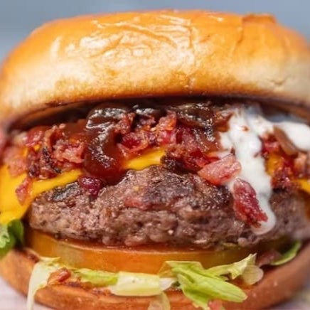 150 g de fraldinha, queijo cheddar, bacon, cebola no shoyo, maionese da casa, barbecue, alface americana, tomate e molho especial.