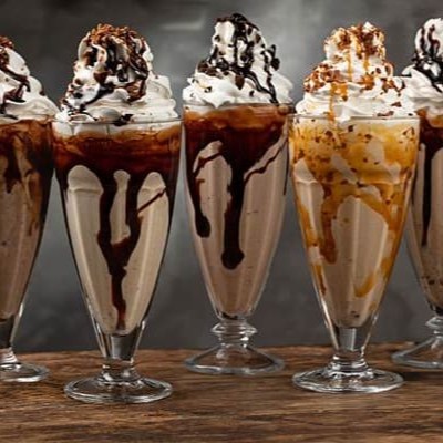 Gelato de paçoca batido com paçoca e leite. Finalizado com cobertura de chocolate e farofa de paçoca no copo de 330ml.