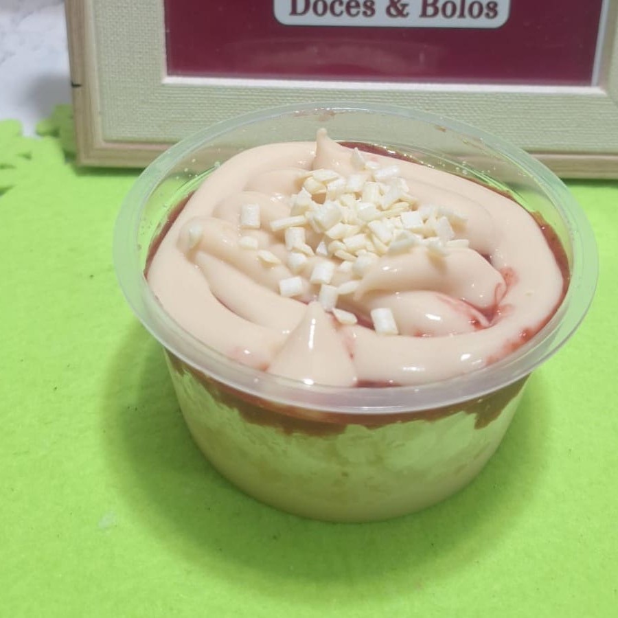 Delicioso bolo de pote no sabor Ninho coberto com uma cremosa e saborosa geleia artesanal de morango. Você não pode deixar de provar, é uma sensação explosiva de sabor na sua boca e que levará o seu paladar para outra dimensão gastronômica! Peça já! Nossos bolos pesam em média 200g, a embalagem poderá variar de acordo com a disponibilidade no fornecedor, mas sempre terão essa quantidade independente do formato de embalagem disponível.