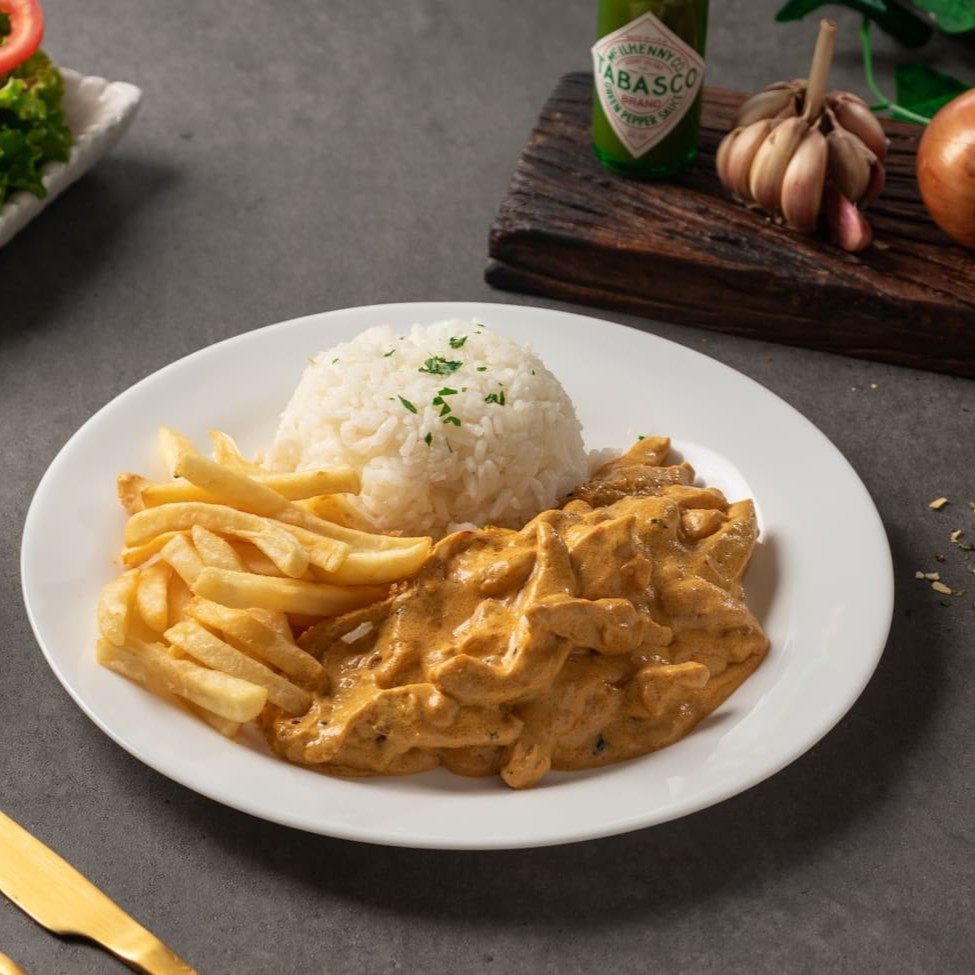 Pedaços tenros de carne em um molho cremoso de creme de leite, harmonizados para uma explosão de sabor. É uma delícia reconfortante e irresistível.