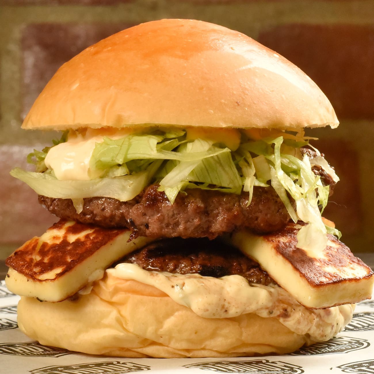 Pão rústico, duas saborosas carnes de 110g, duas fatias do nosso delicioso queijo coalho. Acompanha nossa saborosa batata frita, escolha entre batata brazuca ou batata palito.