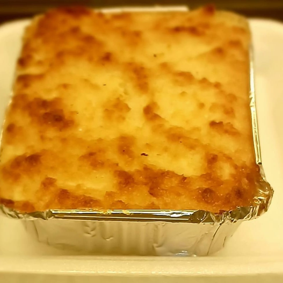 Apresentamos nosso Bolo de Aipim com Coco de tamanho pequeno, um deleite para os apreciadores de doces tradicionais. Este bolo, da nossa categoria 'Bolos', é preparado com aipim fresco e suculento, combinado com coco ralado puro, proporcionando uma textura macia e um sabor incrivelmente rico. É a sobremesa perfeita para tornar seu Dia mais doce ou para compartilhar em ocasiões especiais. Experimente esta deliciosa iguaria e comprove a sutileza do sabor do aipim com a intensidade do coco.