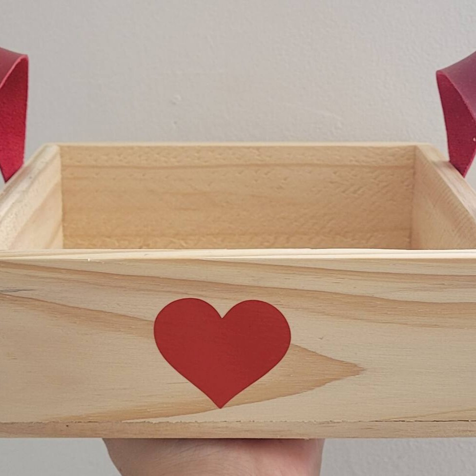 Linda caixa de madeira com alças para colocar nossas gostosuras e fazer um super presente   Todos os produtos escolhidos no pedido serão enviados dentro da caixa   Caso queira enviar um textinho só colocar na observação ou nos enviar via chat