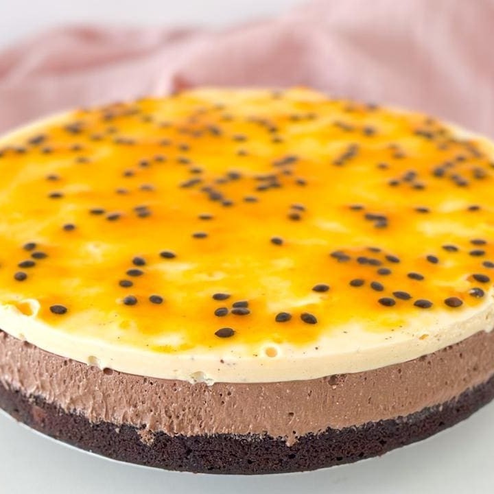 Sabe aquela torta que você fica babando? Nossa Torta de maracuja com chocolate, é simplesmente sensacional.  Serve 15 a 18 fatias, perfeita para sua comemoração.