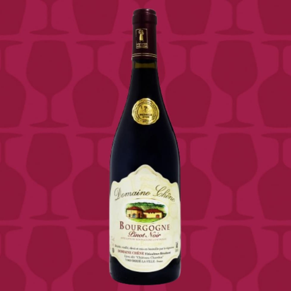 Um vinho tinto macio e frutado, com aromas de frutos do bosque, típico da região francesa Borgonha. Em boca é leve, macio, com boa presença de frescor e taninos bem equilibrados.