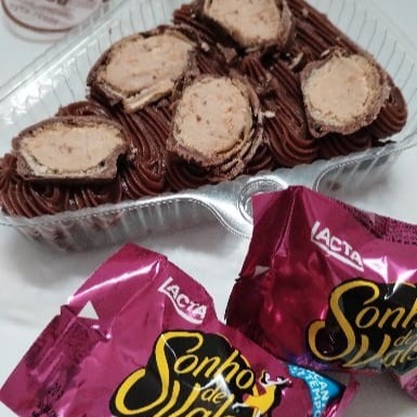 São 2 fatias de brownie com recheio de chocolate gourmet e bombons sonho de valsa. Uma delicia!!