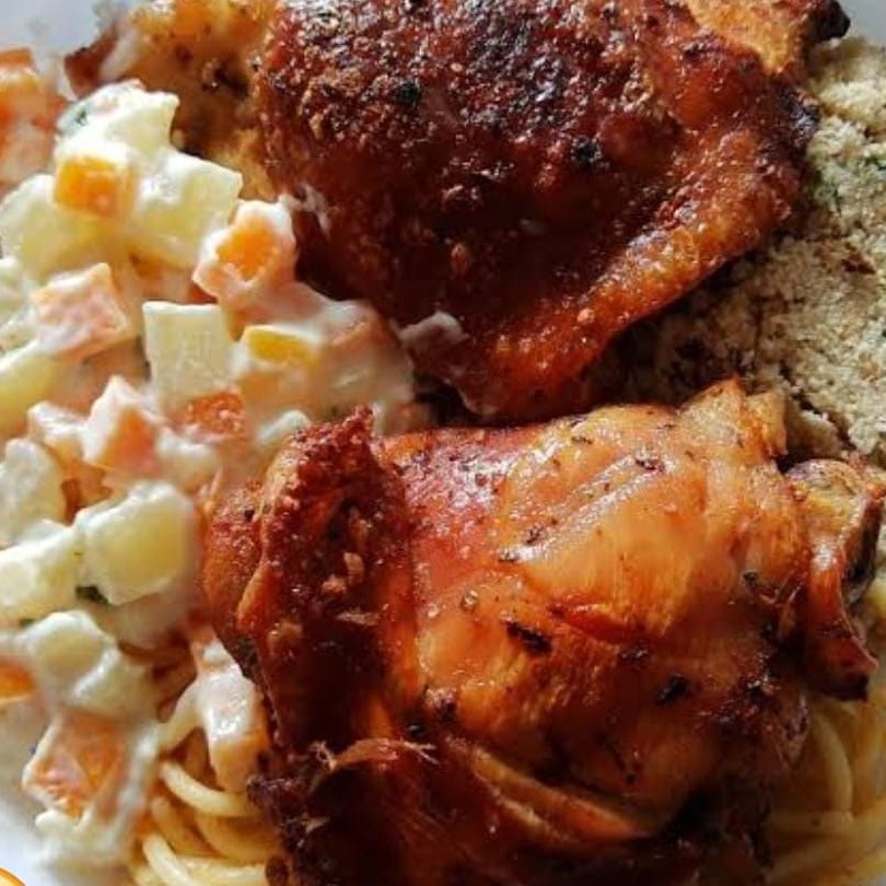 Arroz fresquinho, feijão delicioso,  frango assado, farofa + 01 acompanhamento