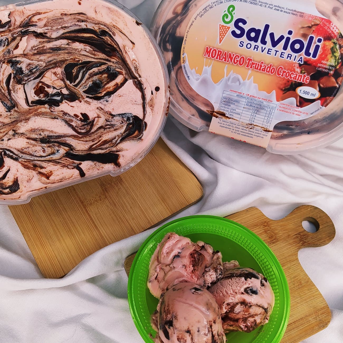 Sorvete de morango mesclado com chocolate trufado e pedaços de biscoitos crocantes