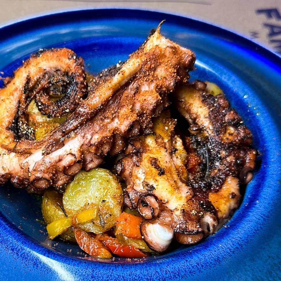 Delicie-se com nosso Polvo Baby, perfeitamente grelhado e acompanhado de batatas macias, vinagrete fresco e um toque de páprica defumada. Uma combinação irresistível