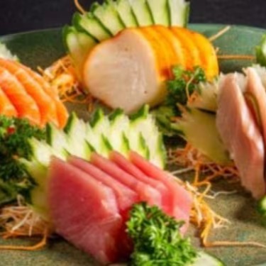 Um super combinado com nossos principais sashimis.
Nessa promoção voce leva 5 sashimis de cada sabor, sendo salmão, atum, peixe branco e haddock

Um super combinado com os principais sabores do nosso cardápio: cinco sashimis de salmão, atum, peixe branco e haddock. Perfeito para quem quer provar uma variedade completa e equilibrada, com frescor e qualidade garantidos em cada fatia. Uma escolha prática e deliciosa para compartilhar ou se deliciar sozinho.