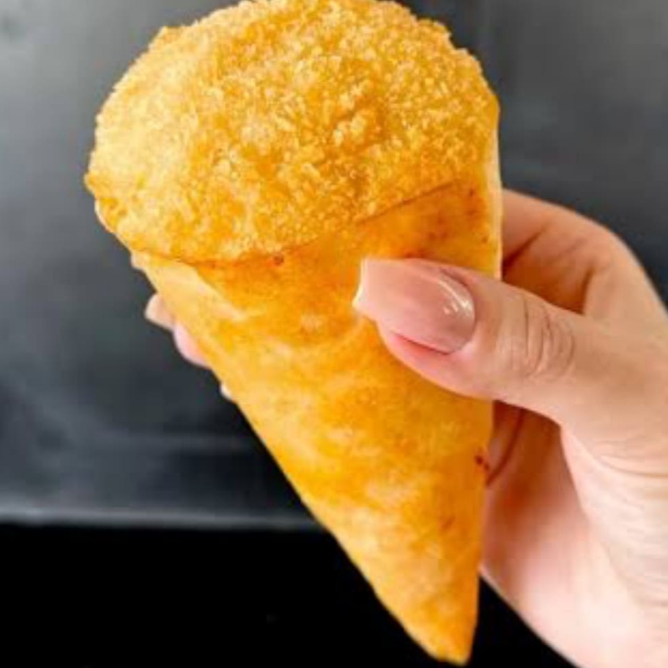 Temaki frito e quentinho feito na massa crocante de harumaki e recheio de salmão ou atum, cream cheese, cebolinha, gergelim e tempero feito minunciosamente pelo nosso Chef.