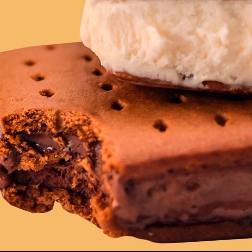 Delicioso biscoito recheado com sorvete italiano de Chocolate.