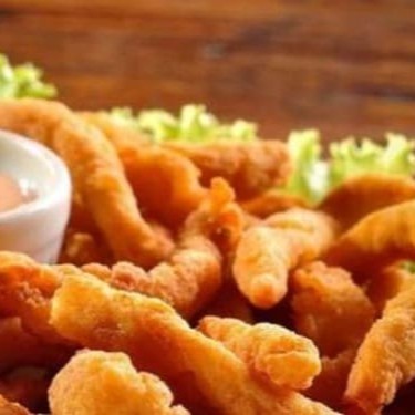 Generosa Porção de Gurjões de Frango acompanhada de nossa deliciosa batata frita. Disponíveis no tamanho médio e no tamanho grande.  Acompanhado de molhos barbecue, rosé, cheddar e Catupiry( todos separados em sachê).