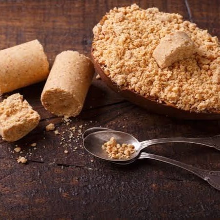 Este sacolé apresenta uma base cremosa e levemente doce, misturada com farelos de paçoca, que trazem o sabor característico do amendoim torrado e adocicado.