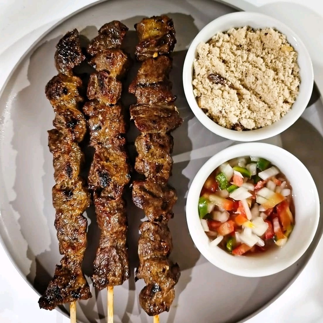 Delicioso espetinho de carne bovina, temperado com especiarias e grelhado na brasa.