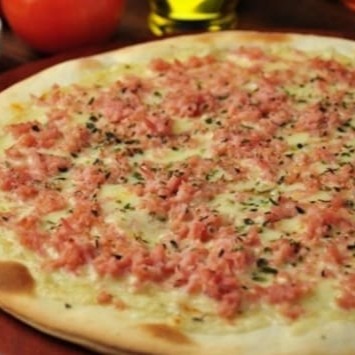 Massa, molho de tomate , mussarela e presunto               pronta para assar. 30 cm