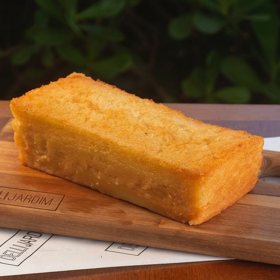 Bolo de Aipim artesanal, fresquinho do forno. Perfeito para café da manhã ou lanche.